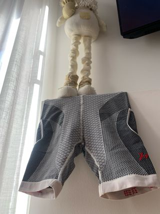 Pantalones cortos HoKo negros y rojos. Talla M.