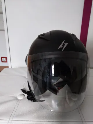 Casco de moto jet con gafas solares