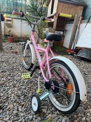 Bicicleta infantil rosa con ruedines