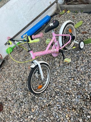 Bicicleta infantil rosa con ruedines