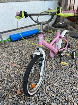 Bicicleta infantil rosa con ruedines