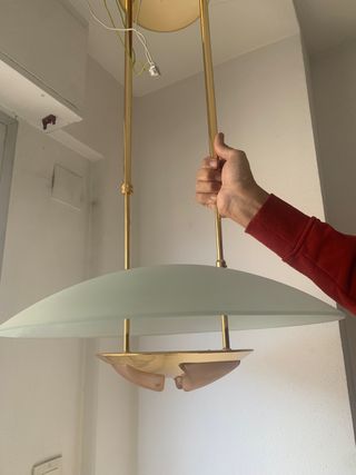 Lámpara de salón dorada y transparente