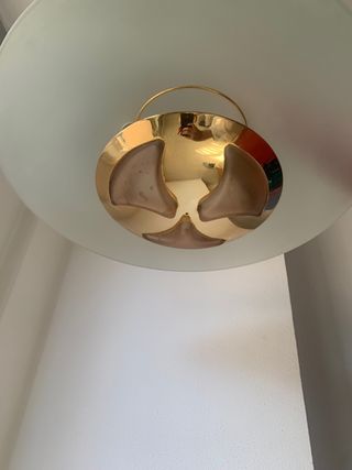 Lámpara de salón dorada y transparente