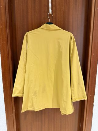 Chubasquero marca Urban Spirit amarillo talla L