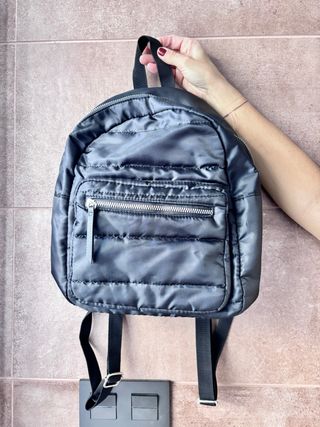 Mochila negra acolchada