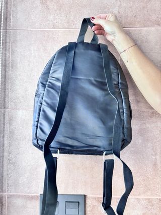 Mochila negra acolchada