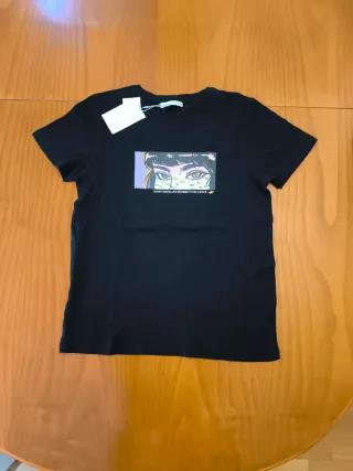 Camiseta negra con estampado de ojos