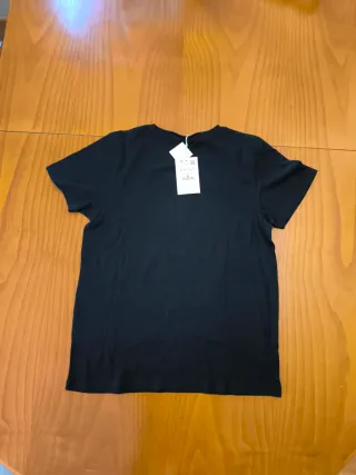 Camiseta negra con estampado de ojos