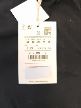 Camiseta negra con estampado de ojos