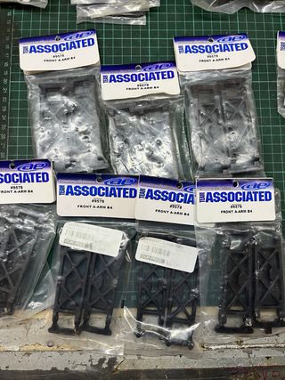 Team Associated B4.1/B4.2 Trapecios Delanteros