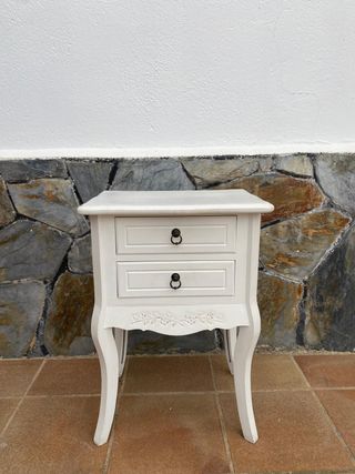 Mesita de noche blanca estilo clásico