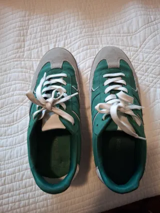 Zapatillas deportivas verdes y grises