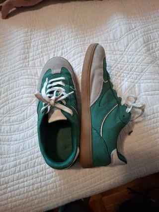 Zapatillas deportivas verdes y grises
