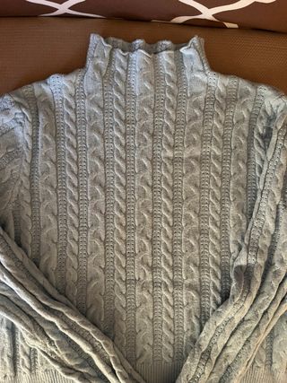 Maglione azzurro con trecce