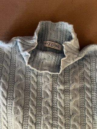 Maglione azzurro con trecce