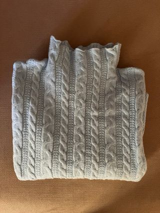 Maglione azzurro con trecce