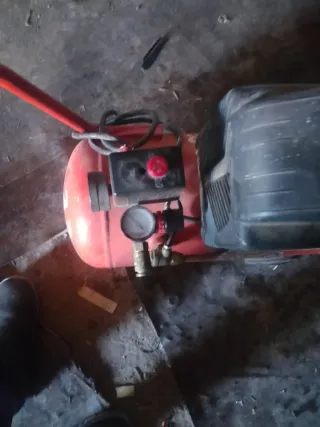 Compresor de aire rojo