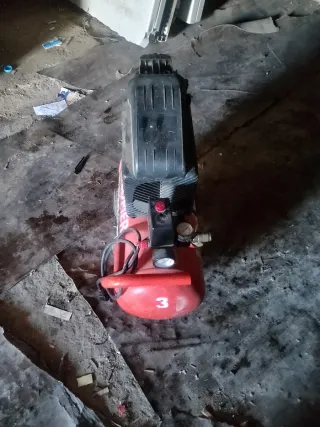 Compresor de aire rojo