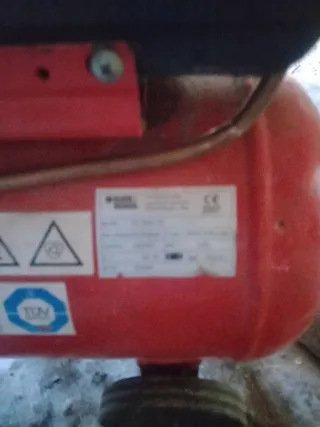 Compresor de aire rojo