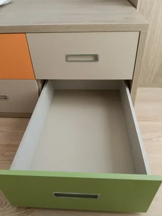 Muebles habitación juvenil con armario y cajones