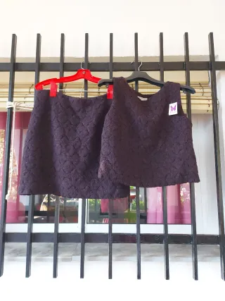 Traje morado de falda y top.