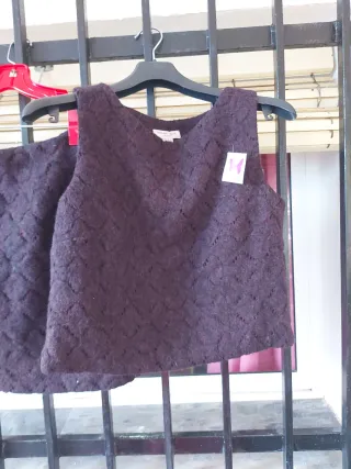 Traje morado de falda y top.