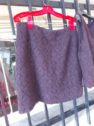 Traje morado de falda y top.