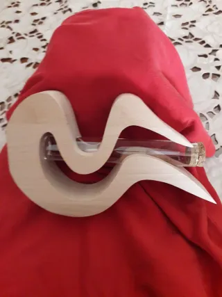 Soprammobile in legno con vasetto portafiori