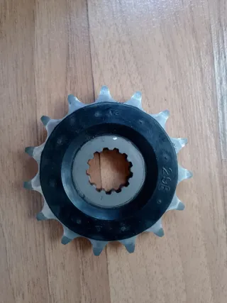 Piñón Suzuki 15 dientes moto/quad