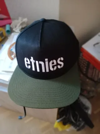 Gorra Etnies Negra y Verde Militar