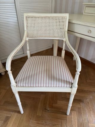 Escritorio y silla clásicos de madera