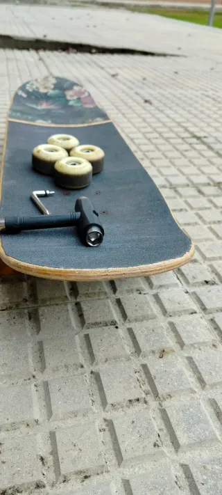 Skate Globe 8'25 + Ruedas Longboard + Herramienta