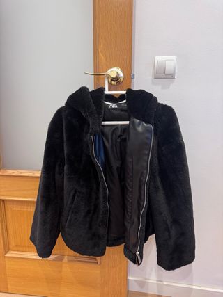 Abrigo pelo negro Zara