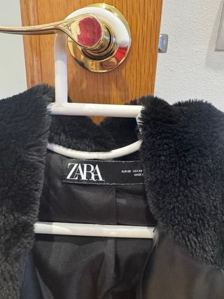 Abrigo pelo negro Zara