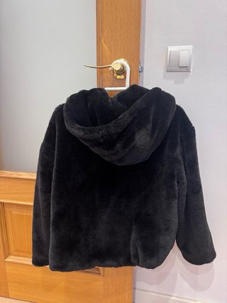 Abrigo pelo negro Zara