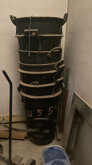 Cubos de obra metálicos negros