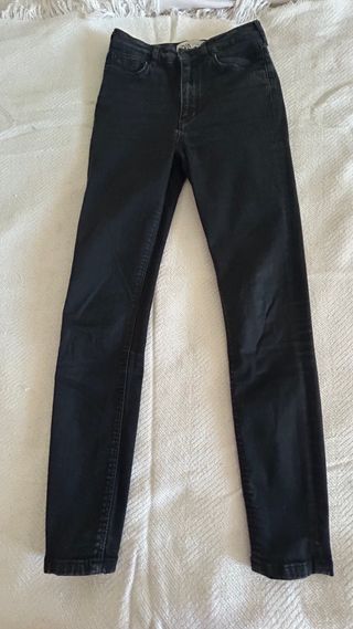 Jeans Zara negro desgastado talla 34 tiro medio