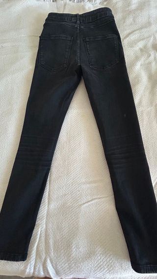 Jeans Zara negro desgastado talla 34 tiro medio