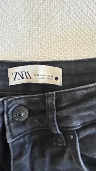 Jeans Zara negro desgastado talla 34 tiro medio
