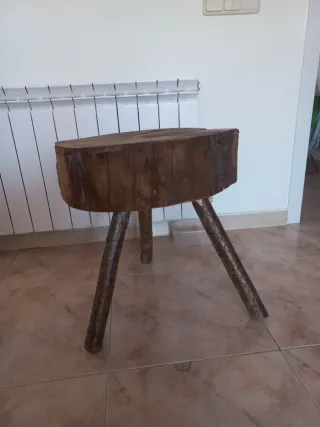 Mesa auxiliar rústica de madera natural maciza