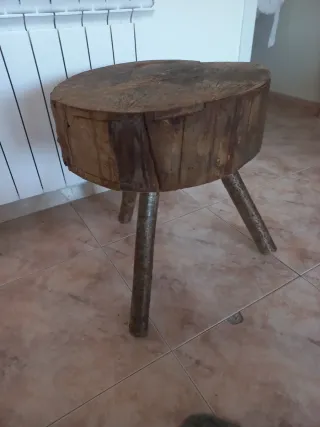Mesa auxiliar rústica de madera natural maciza