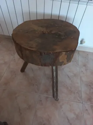 Mesa auxiliar rústica de madera natural maciza