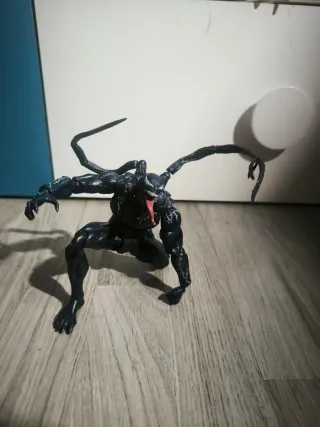 Figura Venom Articulada