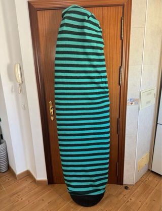 Tabla de surf azul con quillas