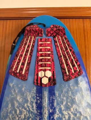 Tabla de surf azul con quillas