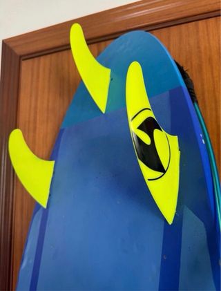 Tabla de surf azul con quillas