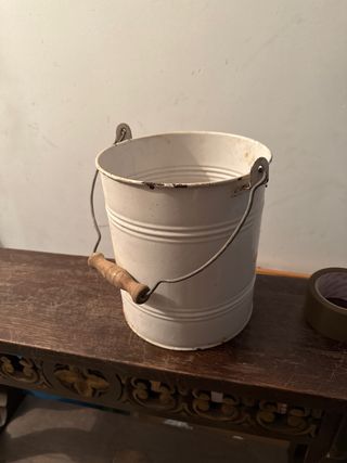 Cubo metálico blanco vintage