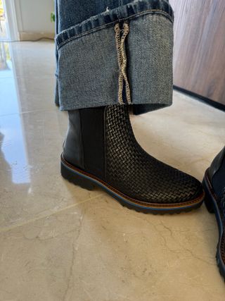 Botín de piel tejido