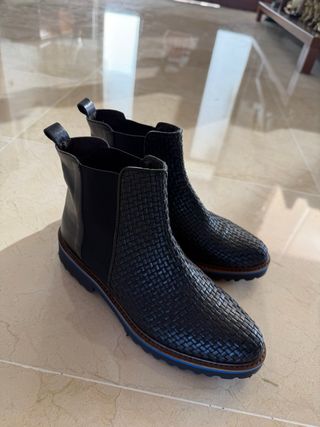 Botín de piel tejido