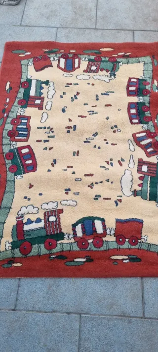 Alfombra infantil trenes beige y rojo